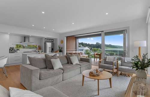 Langs Beach House | Coastal Cool - Luxury Langs Beach Accommodation