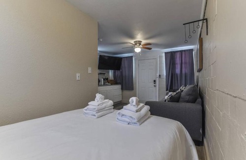 San Jacinto Apartment | Coastal Cottage 6, Across Street from Beach