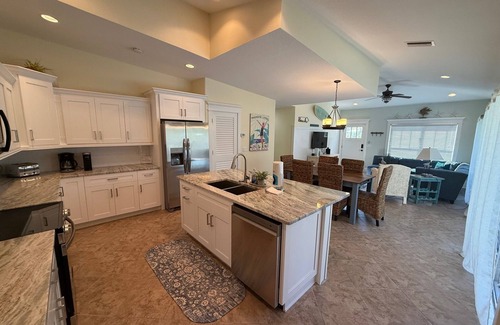 Holmes Beach Cottage | Coastal Cottage On Holmes Beach With Private Heated Pool! 1 Block to beach.