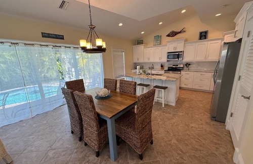 Holmes Beach Cottage | Coastal Cottage On Holmes Beach With Private Heated Pool! 1 Block to beach.
