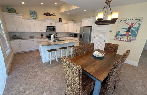 Holmes Beach Cottage | Coastal Cottage On Holmes Beach With Private Heated Pool! 1 Block to beach.