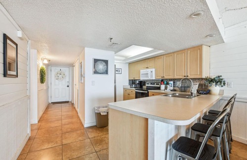 Madeira Beach Condo | Coastal Cottage Vibe | 3BR Seaview 302 | Steps to the Beach