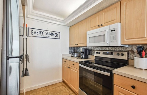 Madeira Beach Condo | Coastal Cottage Vibe | 3BR Seaview 302 | Steps to the Beach