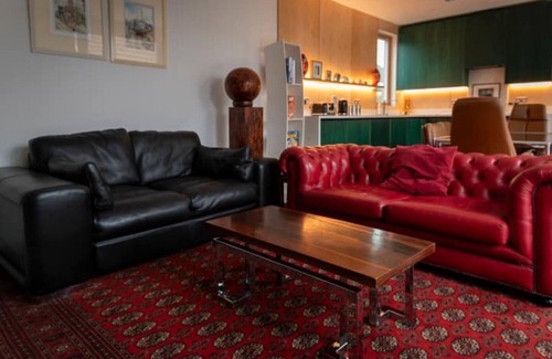 New Romney Apartment | Coastal Courtyard with hot tub, Greatstone