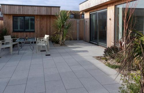 New Romney House | Coastal Courtyard with Hot Tub, Greatstone