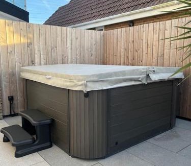 New Romney House | Coastal Courtyard with Hot Tub, Greatstone