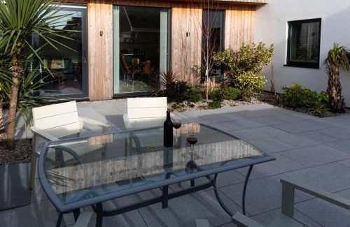 New Romney House | Coastal Courtyard with Hot Tub, Greatstone