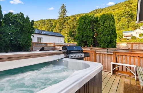 Rockaway Beach House | Coastal Coziness, *Pet Friendly* Single Level, Fire-Pit, BBQ, 3 Min to Rockaway Beach