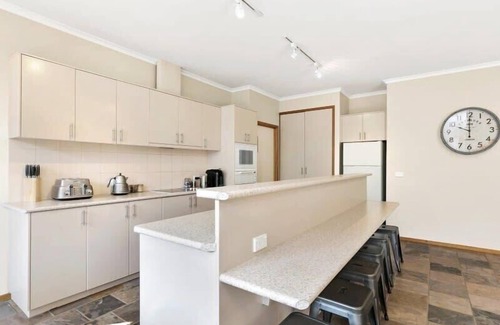 Torquay House | Coastal Days - pet friendly, parks, shops & beach