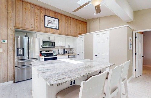 Atlantic Beach Cottage | Coastal dog-friendly home close to beach and local attractions