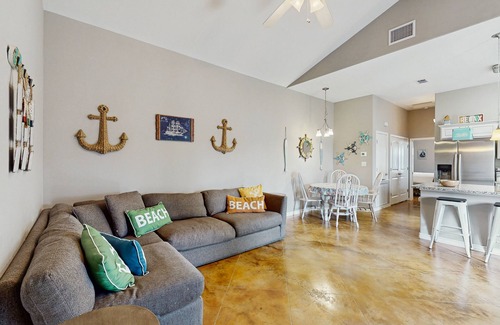 Corpus Christi House | Coastal, dog-friendly townhouse with shared pool & large yard - steps to sand