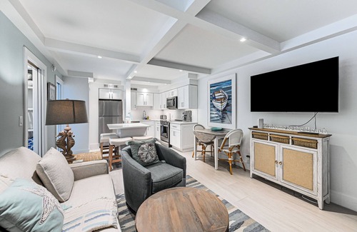 Old Naples Apartment | Coastal Downtown Naples Condo - Walk to the Beach!