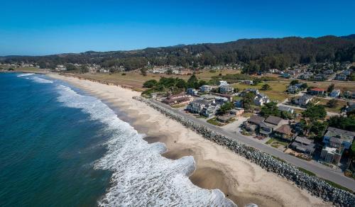 El Granada House | Coastal Dream - 2 Blocks to ocean, steps to beach, hot tub, coastal trail, BBQ