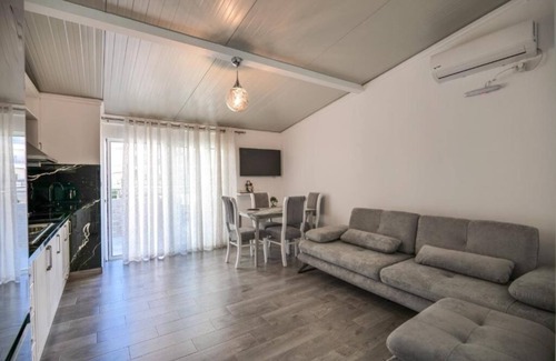 Qender Apartment | Coastal Dwell - 1 BR SeasidenStay 2'Walk from Beach