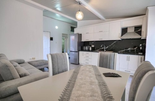 Qender Apartment | Coastal Dwell - 1 BR SeasidenStay 2'Walk from Beach