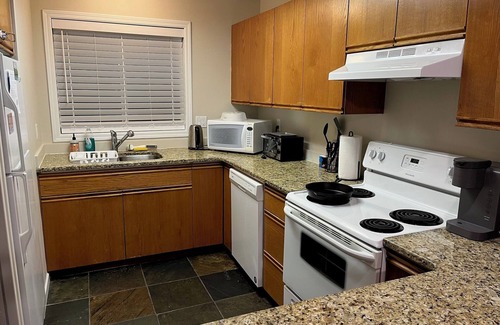 Regional District of Nanaimo House | Coastal Elements - 2BDRM - Full Kitchen - OceanFront - Short Walk to Water