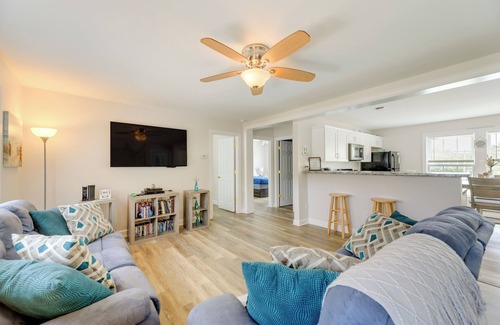 Emerald Isle House | Coastal Emerald Isle Retreat w/Deck & Grill!