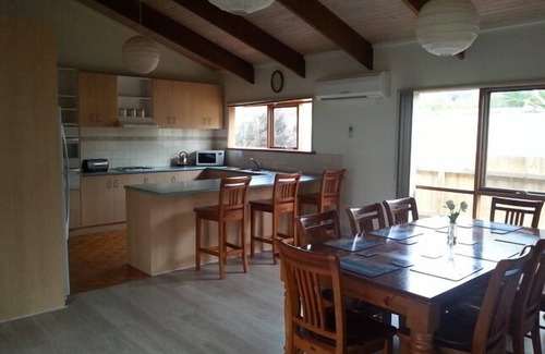 Ocean Grove House | Coastal Escape–400m to Beach,Café & Pub | Pet-Friendly | Spa & Netflix