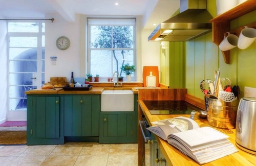 Hastings Cottage | Coastal Escape -Country Park, Sea & Old Town (Parking & Pet Friendly)