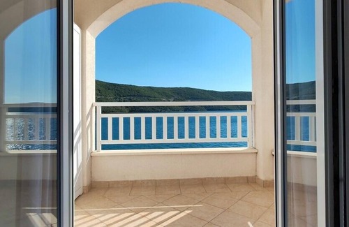 Neum Apartment | Coastal Escape – Sea View Studio with Free Sun Loungers