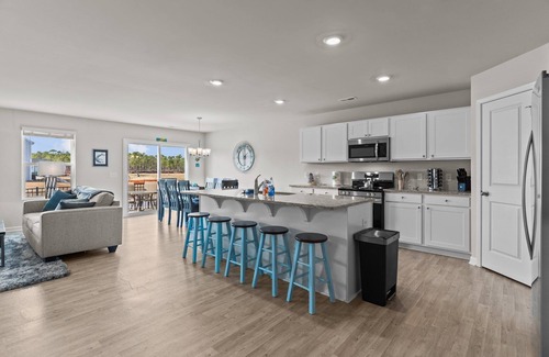 Southport House | Coastal Eve Retreat-pets, fenced yard, beach gear, and more!