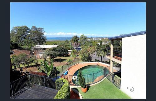 Ormiston House | Coastal Family Escape with Pool Balcony and Bay Views