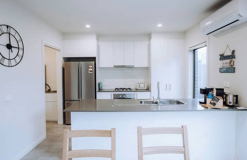 Safety Beach Apartment | Coastal Family Oasis Beachside stay