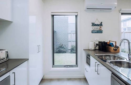 Safety Beach Apartment | Coastal Family Oasis Beachside stay