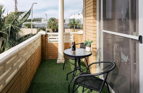 Dee Why Apartment | Coastal getaway, tropical palms in Dee Why