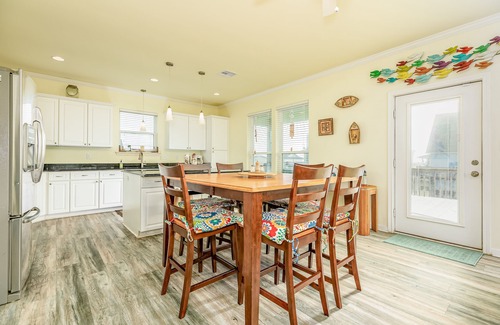 Crystal Beach House | Coastal getaway with large deck, WiFi, W/D, AC - minutes to beach & two dogs OK