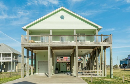 Crystal Beach House | Coastal getaway with large deck, WiFi, W/D, AC - minutes to beach & two dogs OK