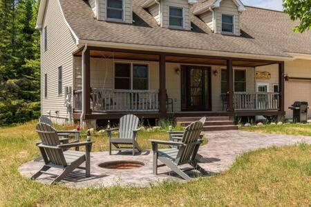 Paradise House | Coastal Haven Lake Superior w Fire Pit