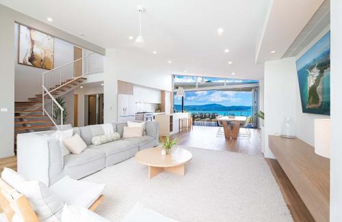 Airlie Beach House | Coastal Haven Retreat - Luxe Airlie Beach Holiday Home