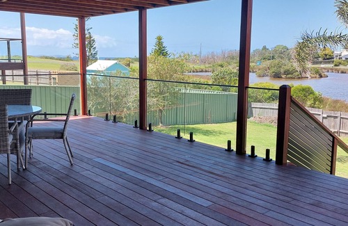 Dalmeny Apartment | Coastal Hideaway, is less than a 7min stroll from 2 beautiful beaches.