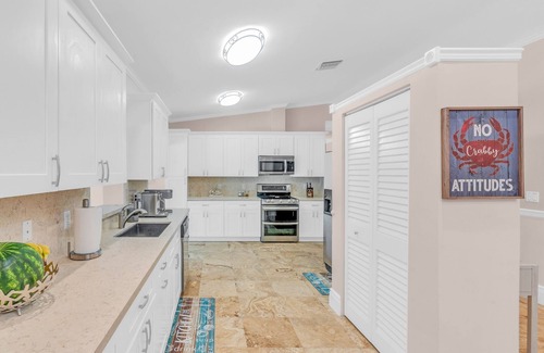 Anglers Park House | Coastal house in the Florida Keys with pool in a private area.