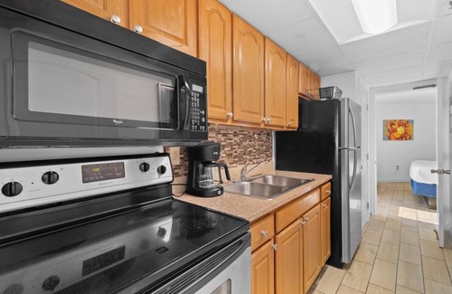 Myrtle Beach Hotel | Coastal King Suite with Free Breakfast 16th Flr