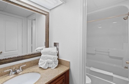 Myrtle Beach Hotel | Coastal King Suite with Free Breakfast 16th Flr