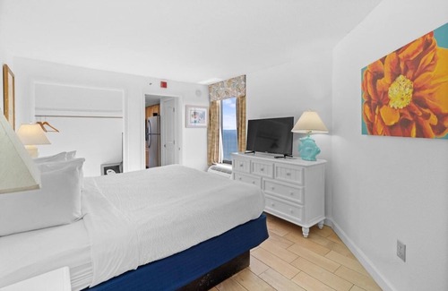 Myrtle Beach Hotel | Coastal King Suite with Free Breakfast 16th Flr