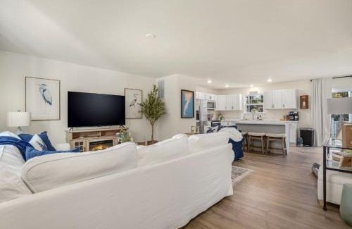 Captain's Cove House | Coastal Living - Brand new home with Community Pool & Pet Friendly!