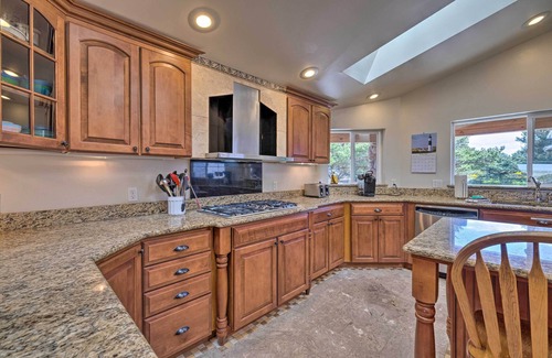 Warrenton House | Coastal Oregon Retreat w/Grill: 11 Mi to Astoria!