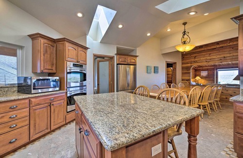 Warrenton House | Coastal Oregon Retreat w/Grill: 11 Mi to Astoria!
