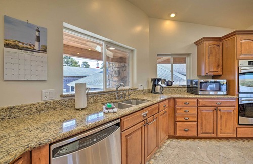 Warrenton House | Coastal Oregon Retreat w/Grill: 11 Mi to Astoria!