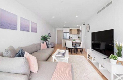 Burleigh Heads Apartment | Coastal Paradise | Pool, Gym & Outdoor Shower