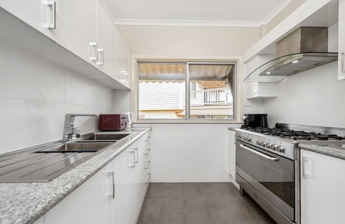 Guilderton House | Coastal Pine-Ocean view from the front and back