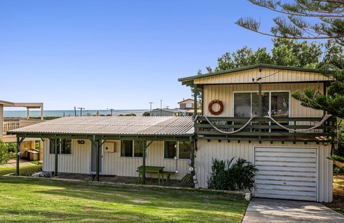 Guilderton House | Coastal Pine-Ocean view from the front and back