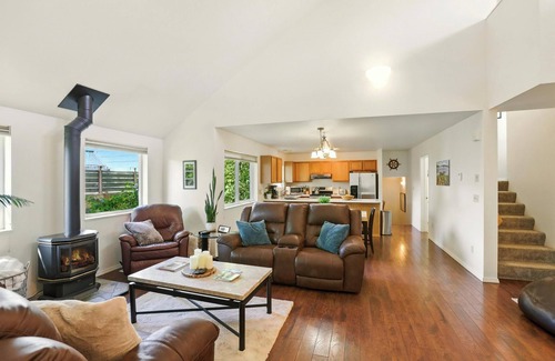 Downtown Anchorage House | Coastal Place - BEST location in Downtown