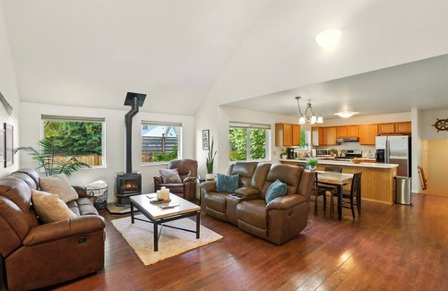 Downtown Anchorage House | Coastal Place - BEST location in Downtown