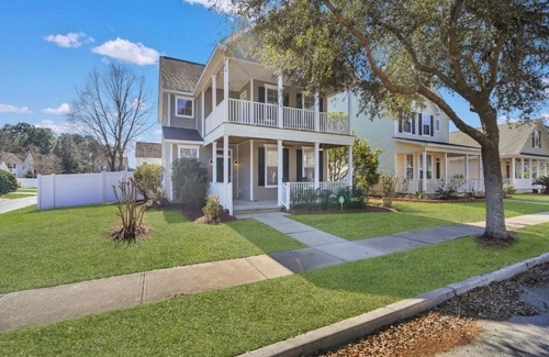 Bluffton House | Coastal Quarters in Bluffton - 4 bedroom, dog friendly! 2 Story, Bluffton Park Lowcountry Charmer.