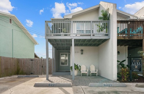 Biltmore Beach House | Coastal Retreat w Lagoon Views and Boat Parking. Near Beach-Golf Cart available!
