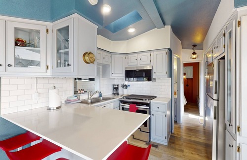 Brookings House | Coastal retreat with ocean views, patio, WiFi, streaming